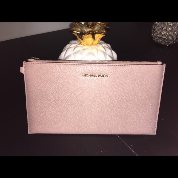 NWT michael Kors blush wristlet - Picture 1 of 1